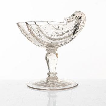 Snäckformad skål på fot, slipat glas, Schlesien, 1700-tal.