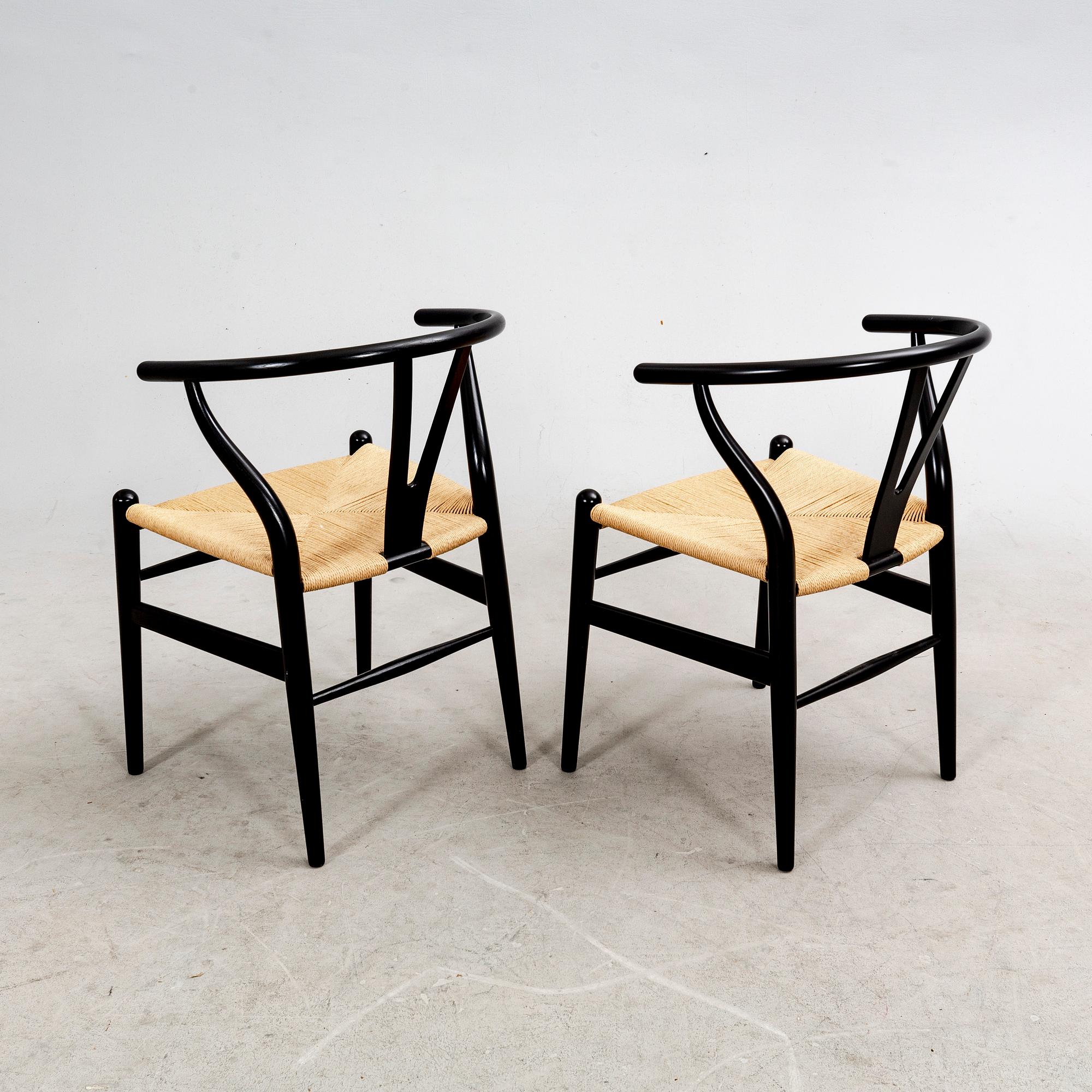 Hans J Wegner, stolar, ett par, "Y-stolen", Carl Hansen & Son, Odense, Danmark, 2021.