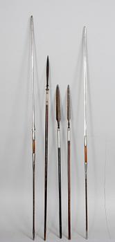 SPJUT, 5 st och PILBÅGE med pilar, bl a Afrika, 1900-tal.