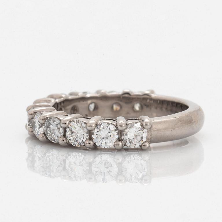 Ring 18K gold set with round brilliant-cut diamonds.