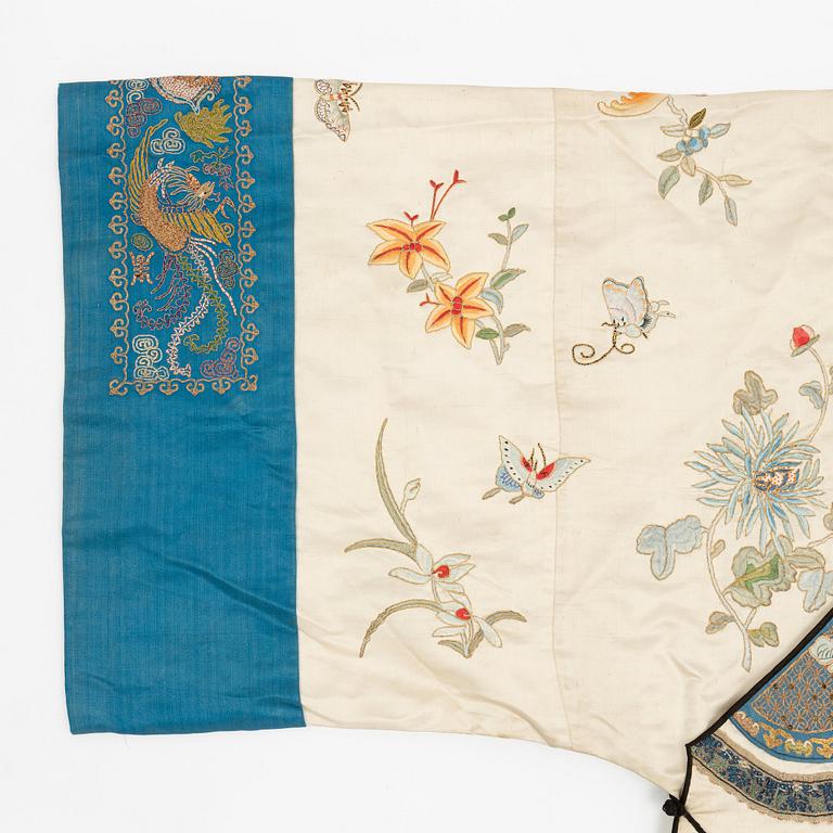 A Chinese embroidered silk robe, late Qing dynasty/early 20th century.