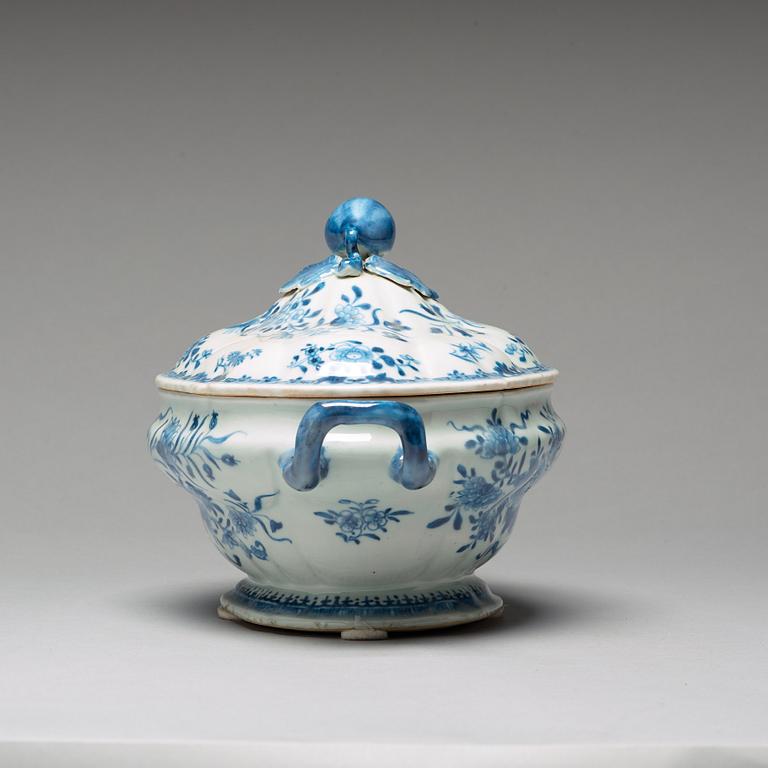 A blue and white tureen with cover, Qing dynasty, Qianlong (1736-95).