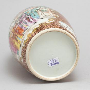 A famille rose mandarin vase, Qing dynasty, Qianlong (1736-95).