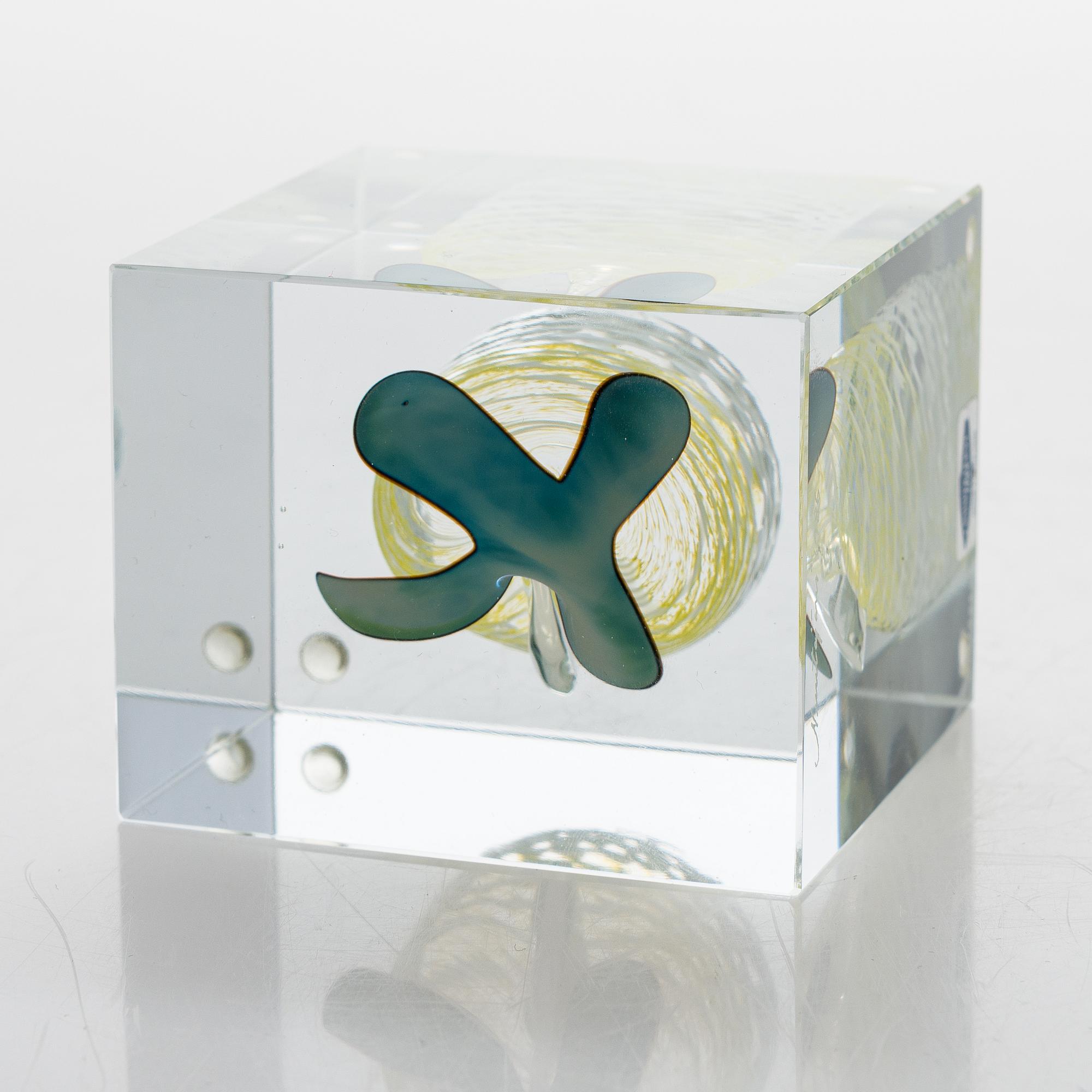 OIVA TOIKKA, An annual glass cube. Signed Oiva Toikka Nuutajärvi 1986, 866/2000.