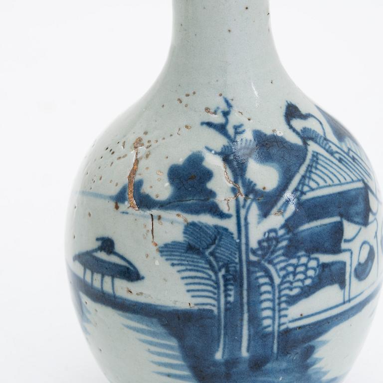 Three Qing Dynasty porcelain bottles, 19th century.