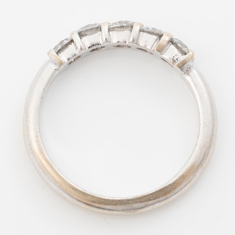 Ring in 18K white gold set with round brilliant-cut diamonds.