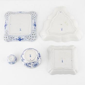 Meissen, a group of nine Zwiebelmuster porcelain pieces, Meissen.