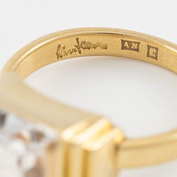 Wiwen Nilsson, ring, 18K guld med fasettslipad bergkristall, Lund 1957.