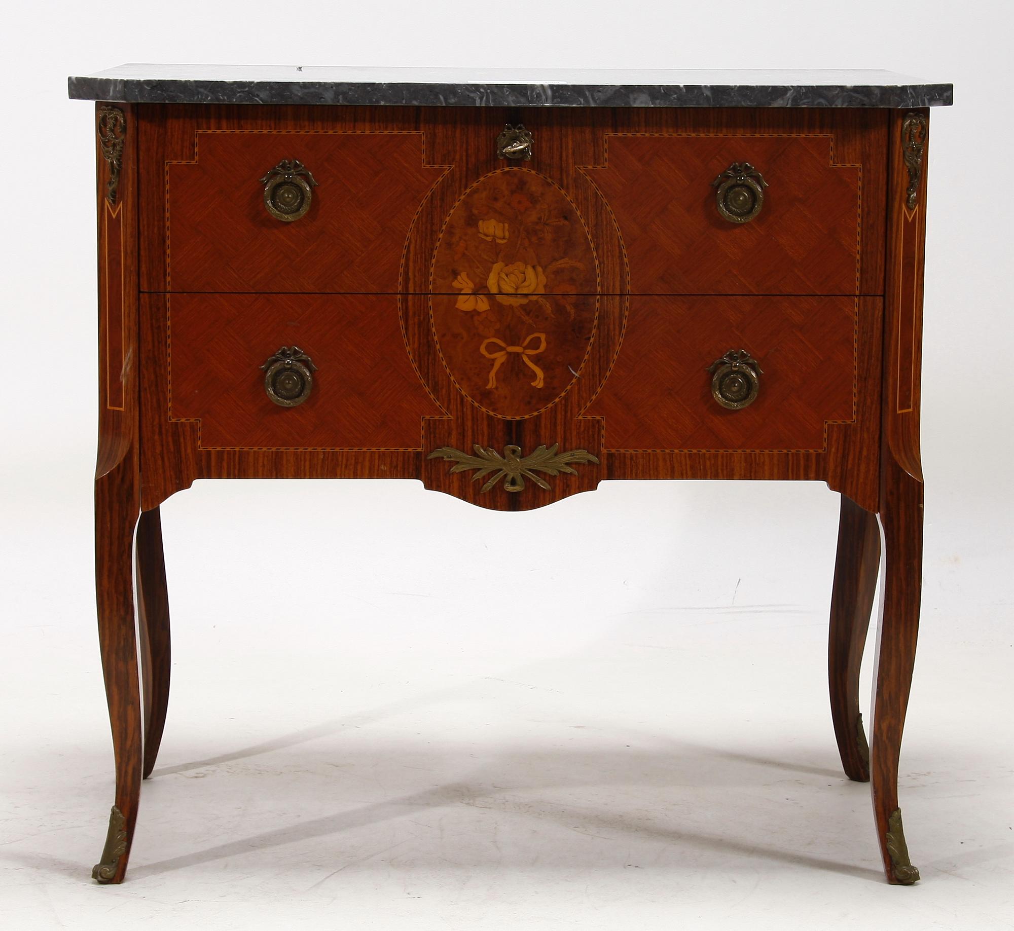 BYRÅ, gustaviansk stil, 1900-tal.