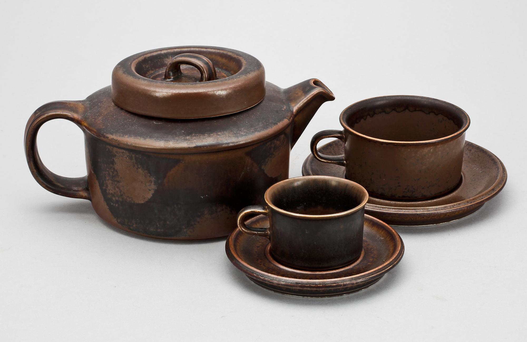 TE- OCH KAFFESERVIS, 19 delar, stengods, "Ruska", Arabia.