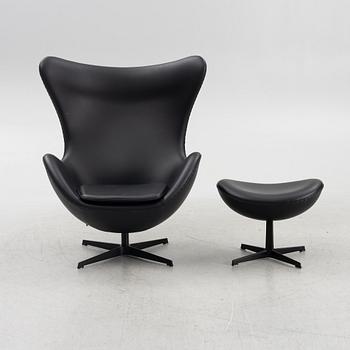 Arne Jacobsen, fåtölj och fotpall, ”Ägget”, Fritz Hansen, Danmark, 2022.