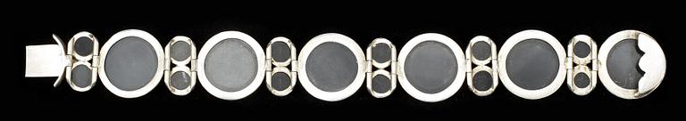 ARMBAND, silver och onyx, 1800-talets första hälft. .