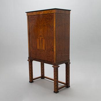 A 1930 cabinet manufactured by Hovleverantör Otto Wrellings Verkstäder Umeå.