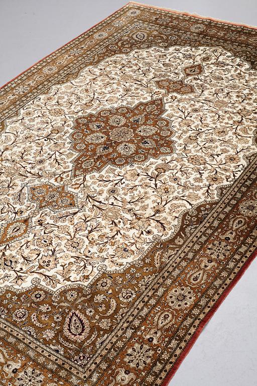 A RUG, semi-antique silk Qum, ca 269,5 x 179,5-182 cm  (as well as 1 and 2 cm flat weave at the ends).