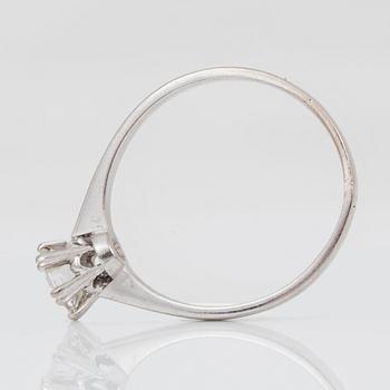 RING, med briljantslipad diamant, ca 0,74 ct enligt gravyr, J Petterssons, Stockholm, 1967.
