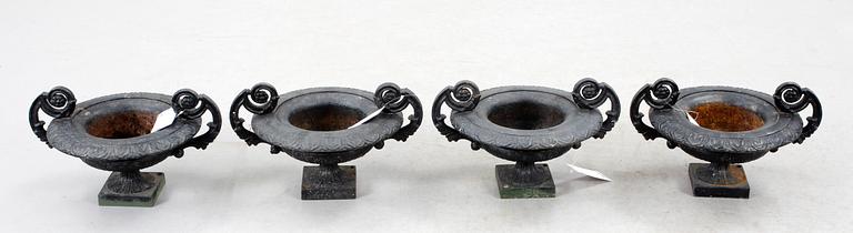 TRÄDGÅRDSURNOR, 4 st, gjutjärn, 1800/1900-tal.