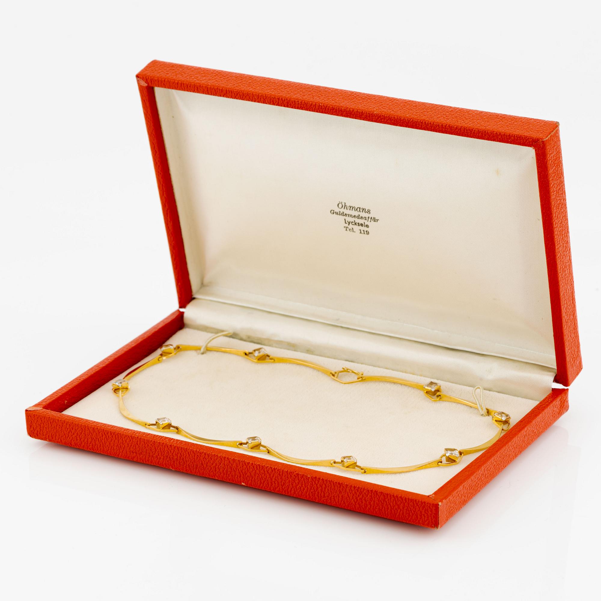 Collier, Öhmans, 18K guld med vita syntetiska stenar.