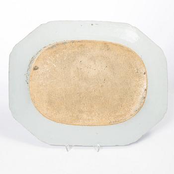 A blue and white 'antiques' serving dish, Qing dynasty, Qianlong (1736-95).