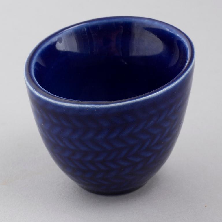 34 pieces of porcelain tableware by Hertha Bengtson for Rörstrand, model "Blå eld", second half of the 20th century.