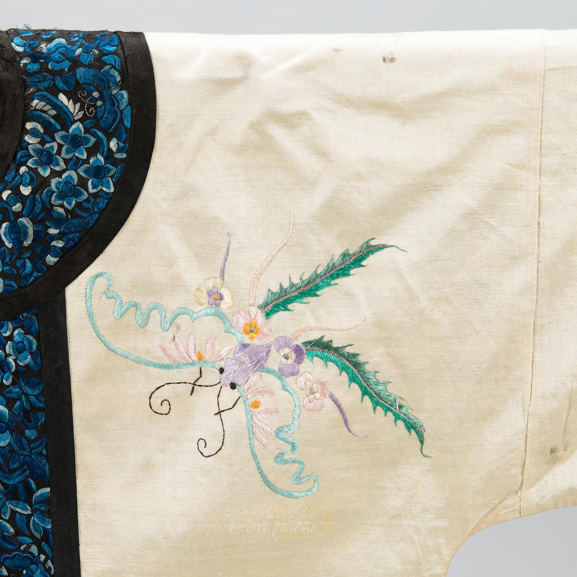 TAKKI, kirjailtua silkkiä, Kiina 1900-luku.