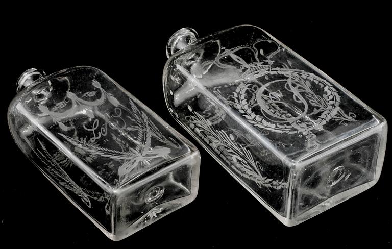 BRÄNNVINSFLASKOR, 2 st, glas, daterade 1833 respektive 1843.