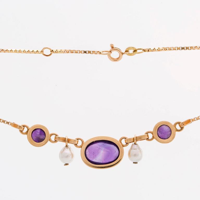 COLLIER 18K guld m 1 större ametist ca 15 x 10 mm 2 mindre ametister samt 2 odlade pärlor ca 6 mm.