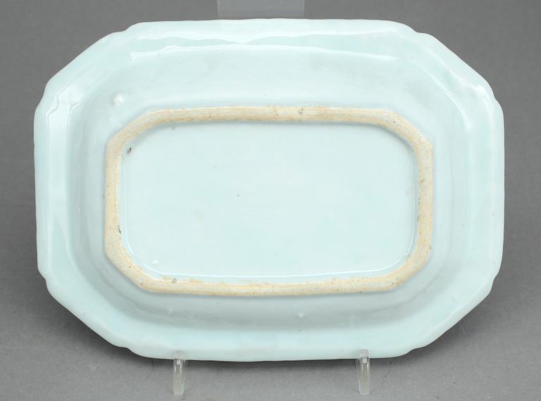 SMÖRTERRIN MED FAT, porslin, Kina, Qingdynastin, Qianlong (1736-1795).