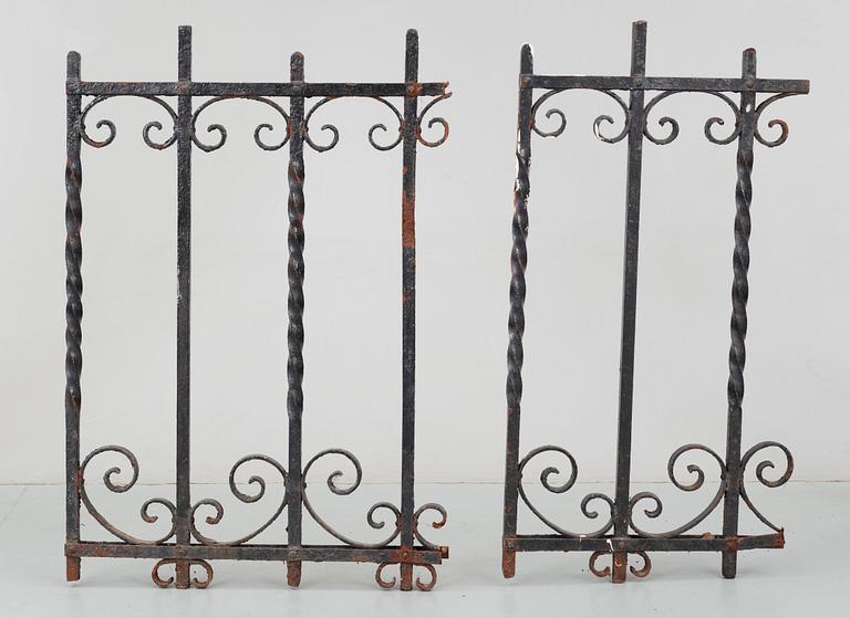 GRINDAR, ett par. Gjutjärn, 1900-talets första hälft.