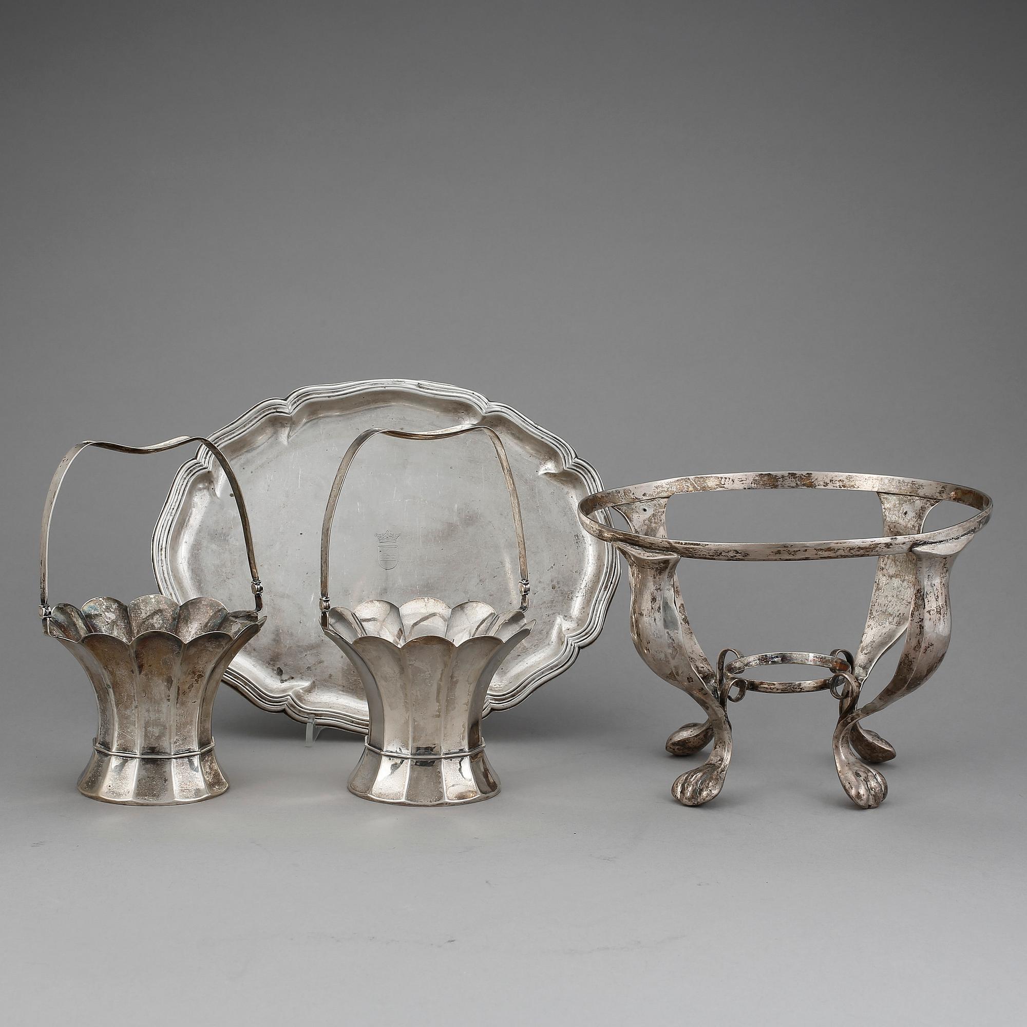 KORGAR, STÄLL och BRICKA, 4 delar, bla silverhalt 800, Tyskland omkring år 1900. Total vikt ca 1155 gram.