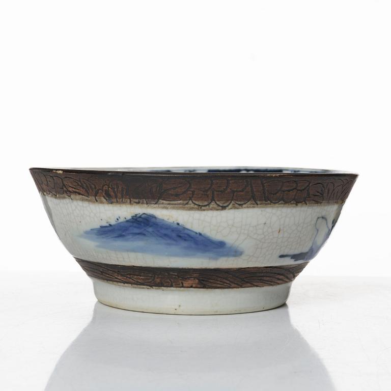 A Chinese porcelain vase and a bowl, around 1900.