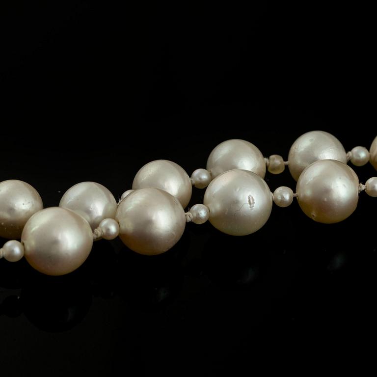 A cultured pearl necklace.