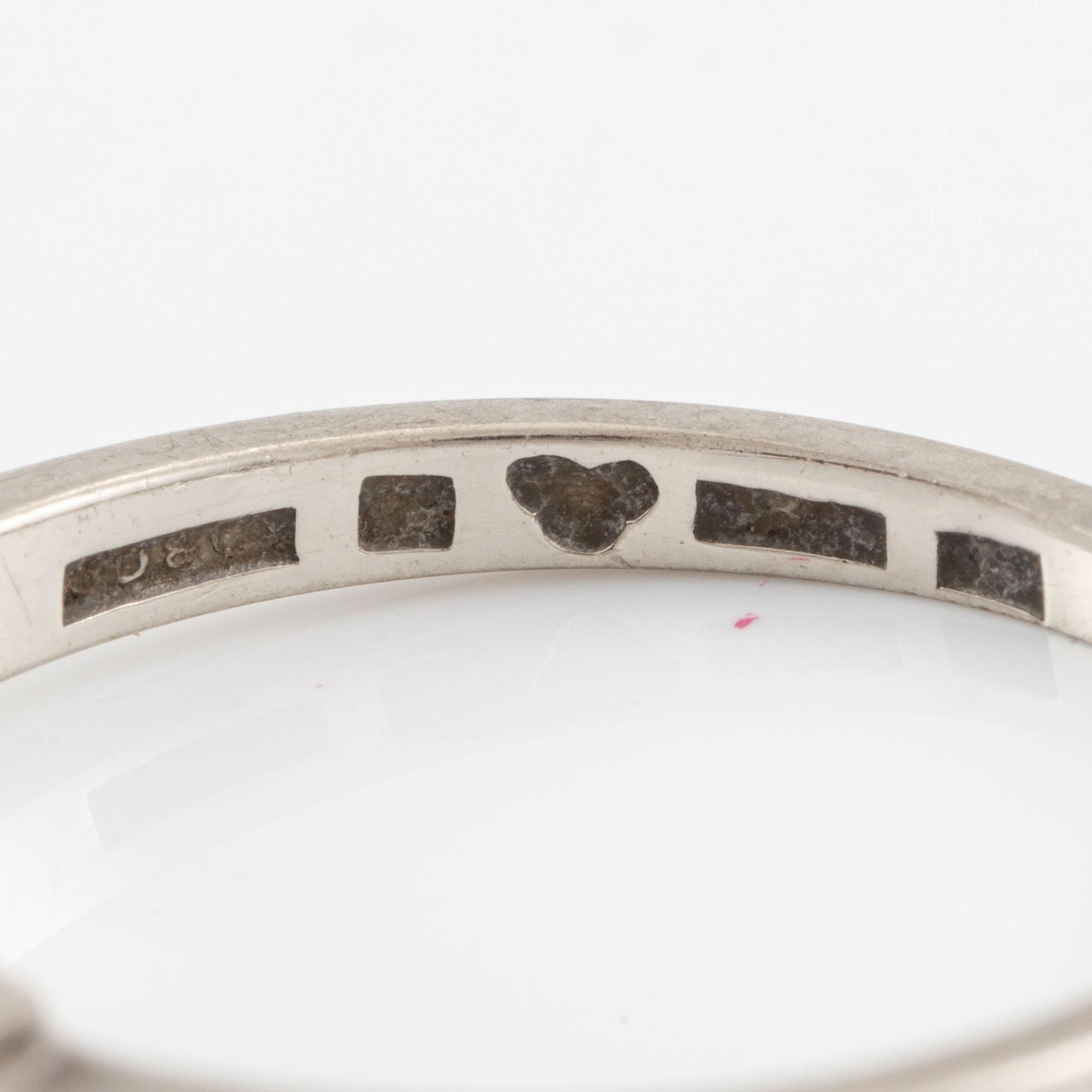 Ring, 18K white gold with four brilliant-cut diamonds.