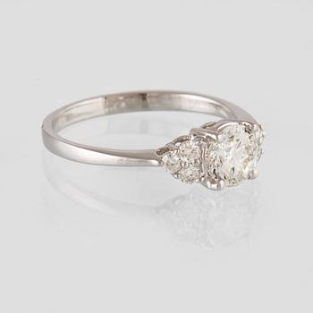 RING, 18K vitguld med en briljantslipad diamant 0.71 ct samt små briljantslipade diamanter 0.18 ct. Vikt 2,3 gram.