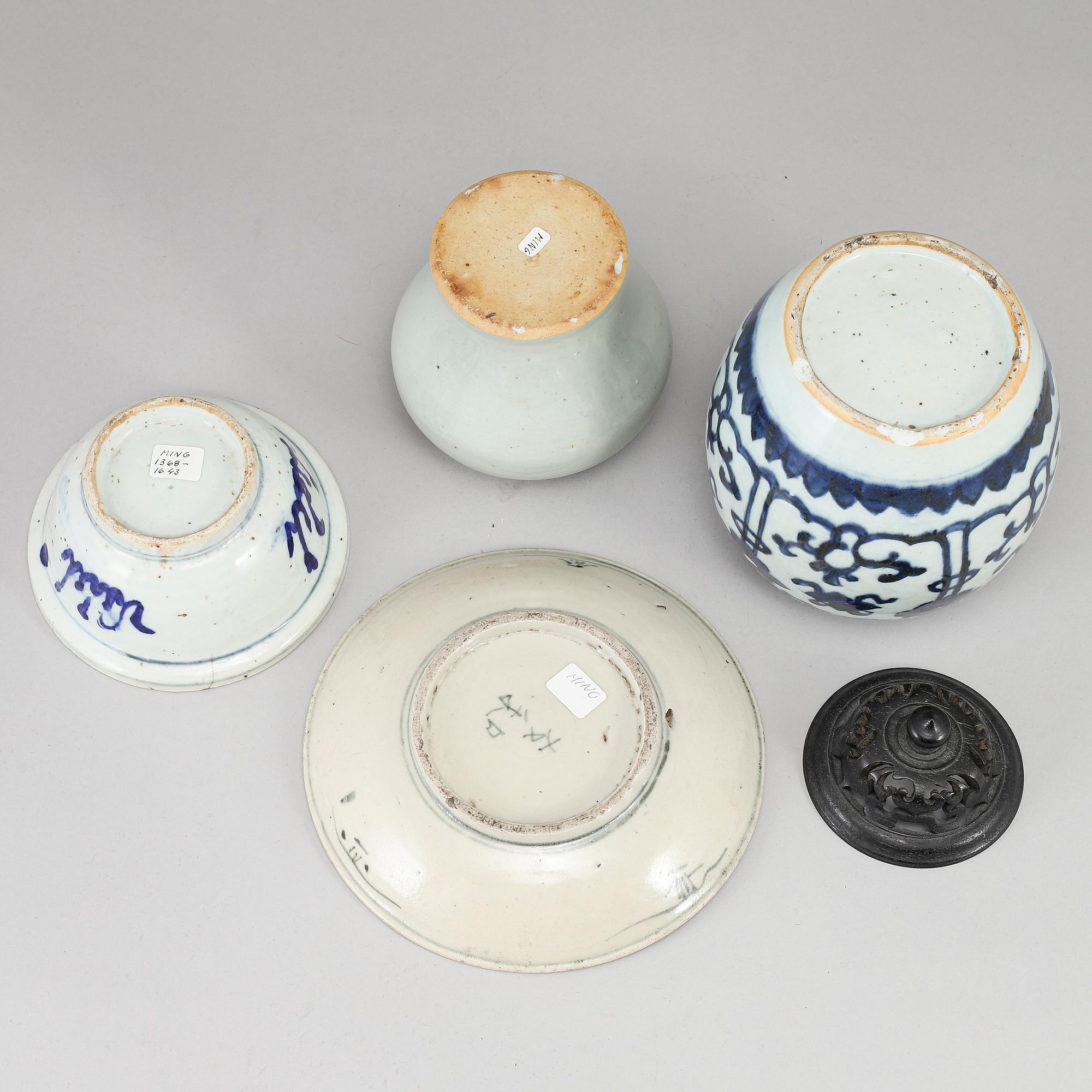A blue and white bowl, two jars and dish. Qing dynasty and 20th Century.