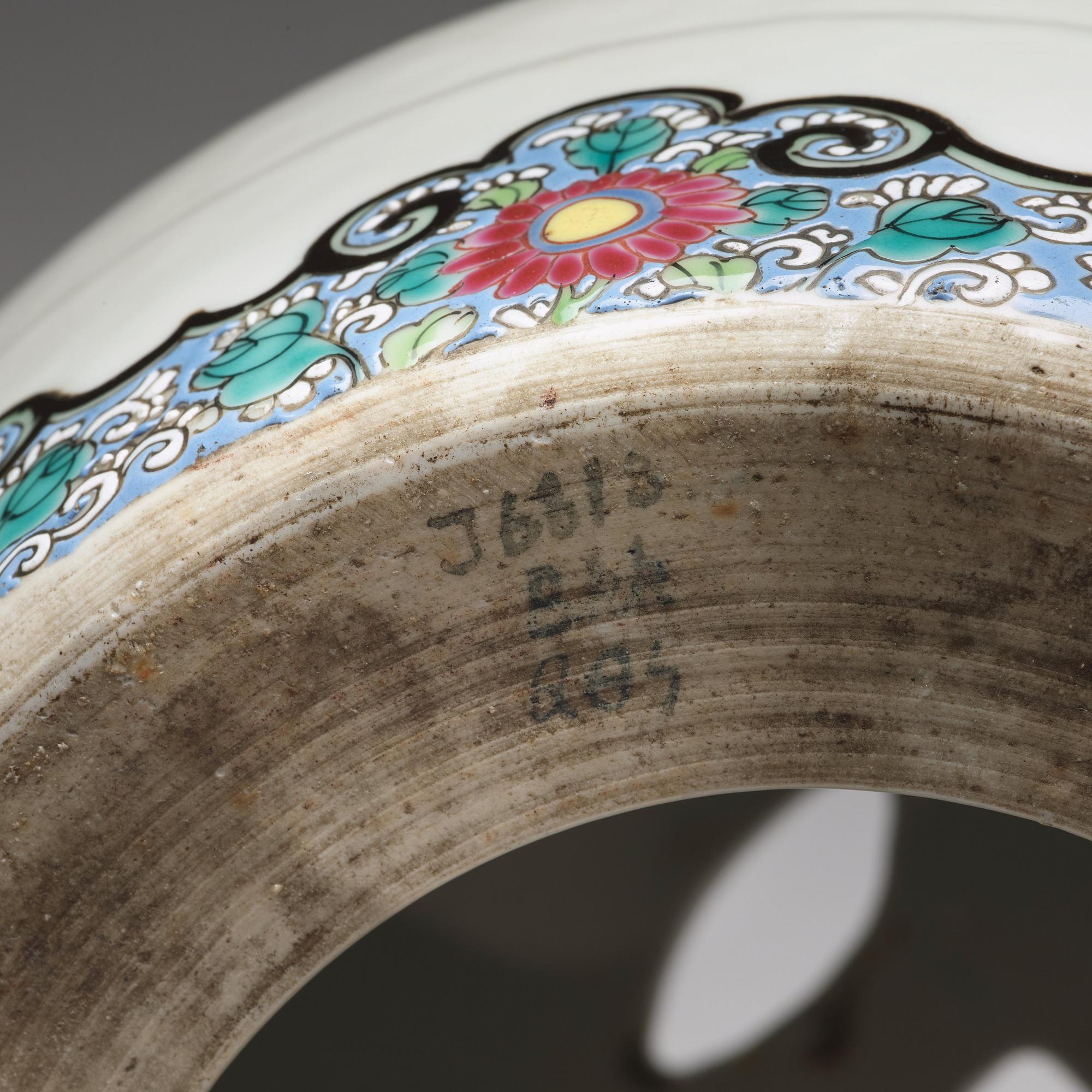 A small famille rose garden seat/stand, Qing dynasty, circa 1900.