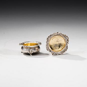 ETT PAR FABERGÉ SALTKAR.