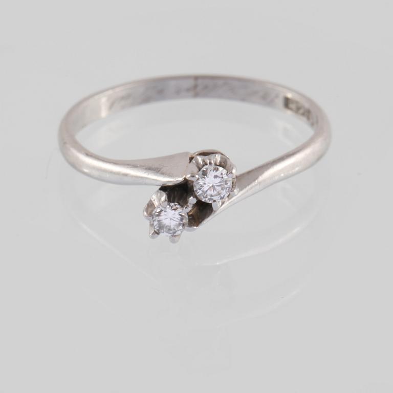 RING, platina med 2 briljantslipade diamanter, CG Hallberg, Stockholm, 1950. Vikt 2,6 gram.