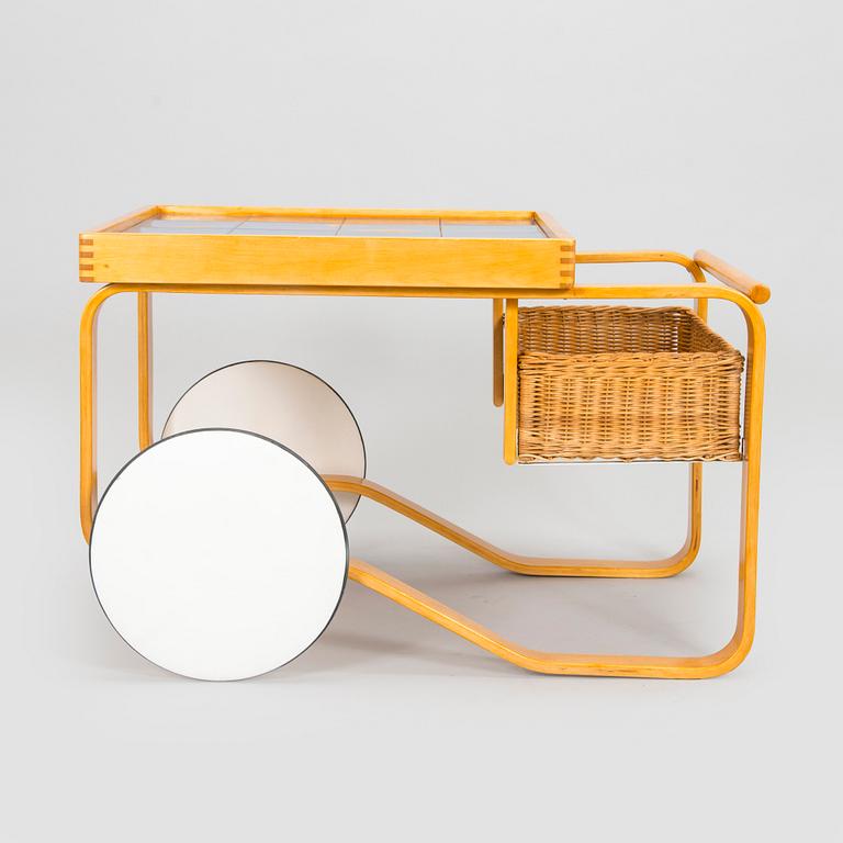 Alvar Aalto, tarjoiluvaunu, malli 900, O.Y. Huonekalu- ja Rakennustyötehdas A.B. 1900-luvun puoliväli.