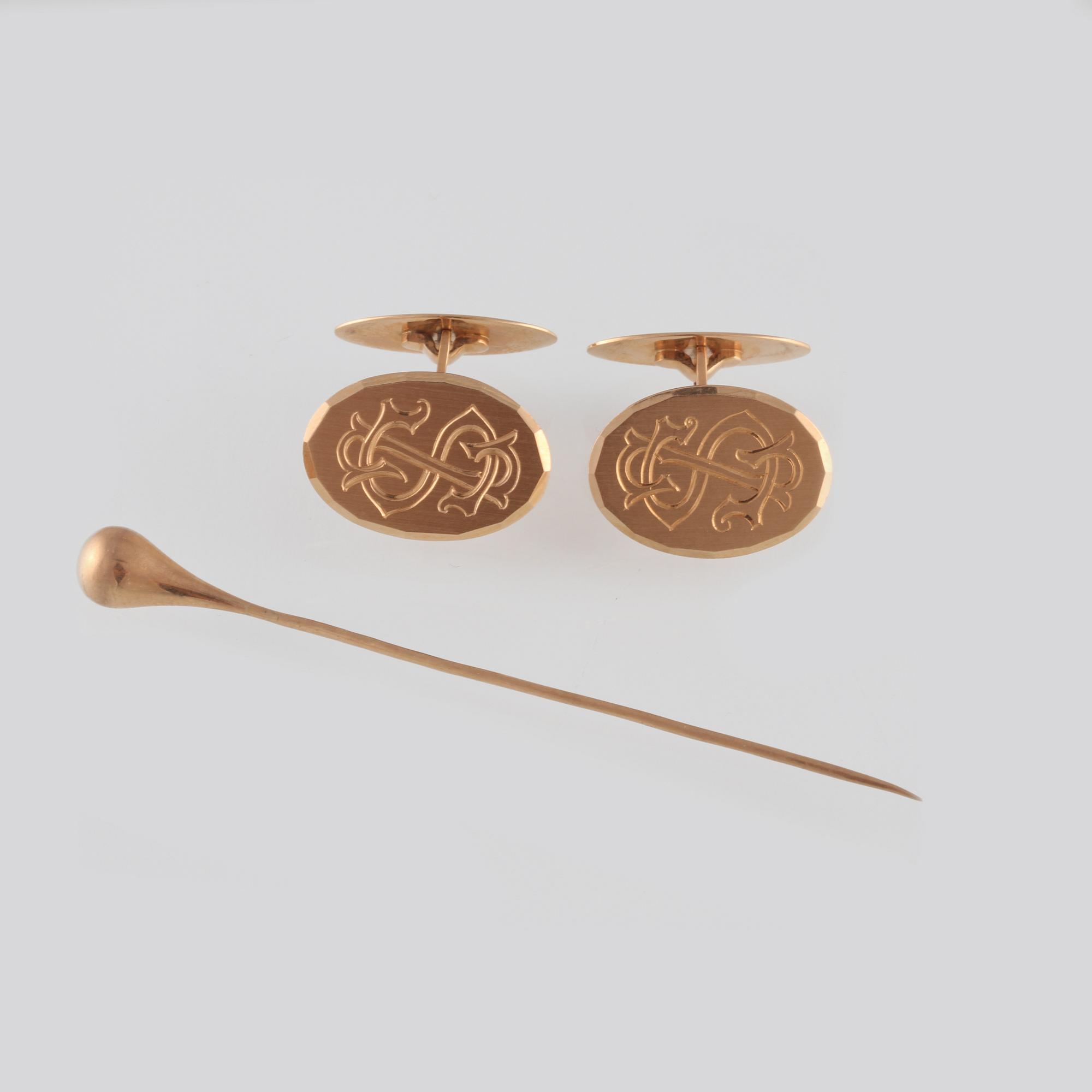 MANSCHETTKNAPPAR SAMT KRAVATTNÅL, 18K guld. Vikt 10,3 gram.