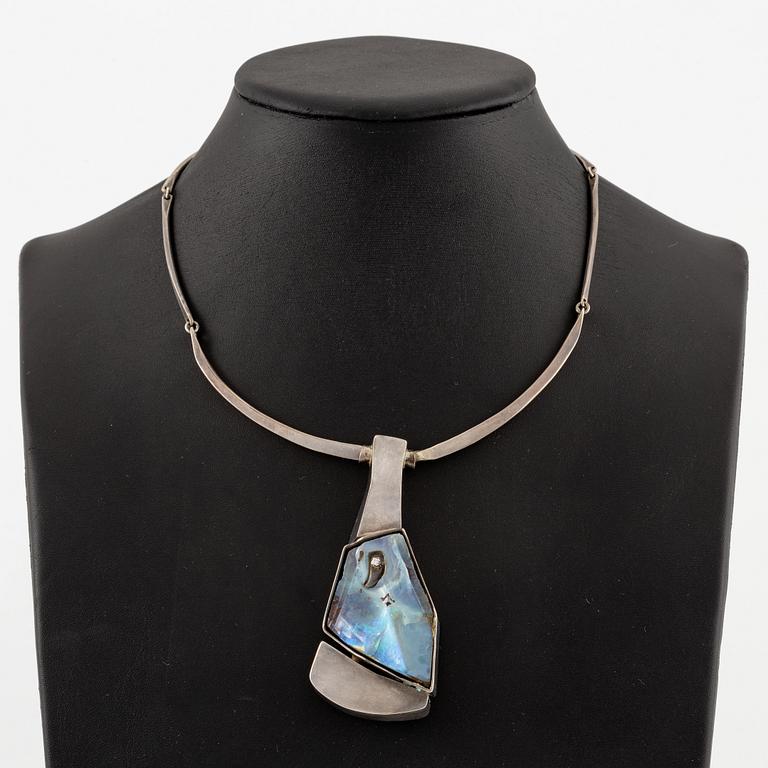 Kristian Nilsson, for Lantz, necklace of silver with opal and brilliant-cut diamond, Stockholm 1975.