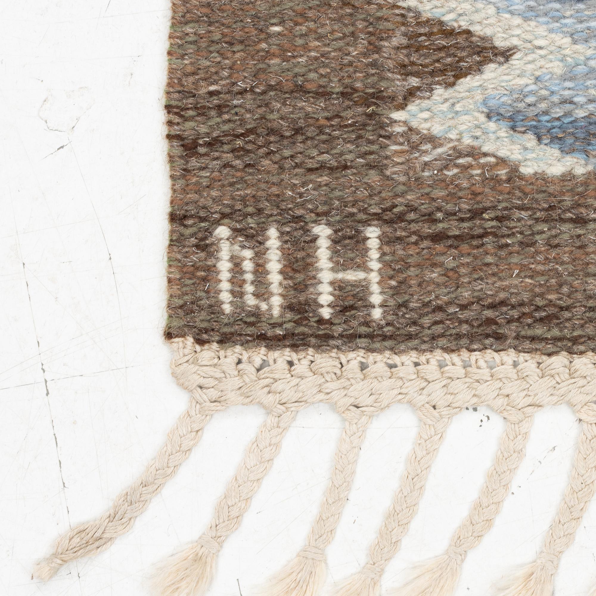 A flat weave carpet from Klockaregårdens Hemslöjd, Sweden, siged KH & NH, ca. 242 x 169 cm.