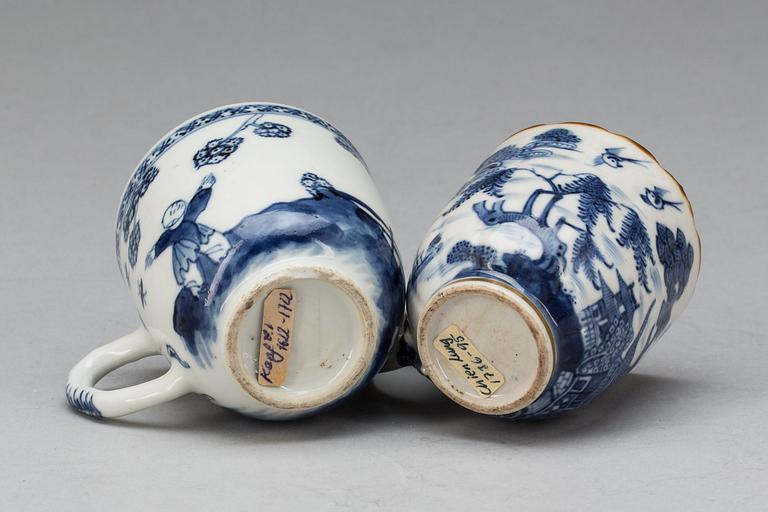 KOPPAR MED FAT, 2 st, porslin, Kina, Kangxi och Qianlong. 1700-tal.