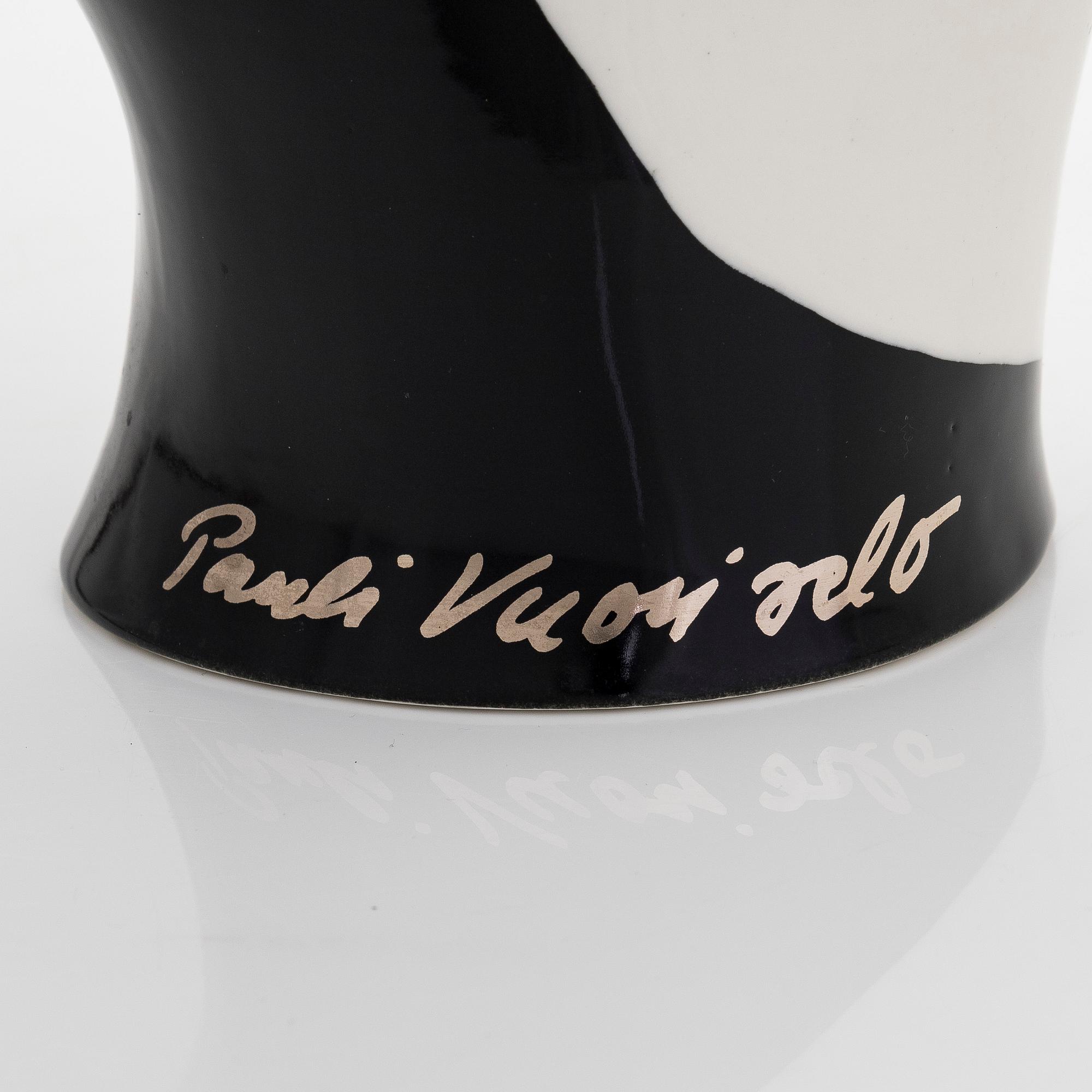 Pauli Vuorisalo, veistos, posliinia, signeerattu PV, 7/-90 Arabia Finland.