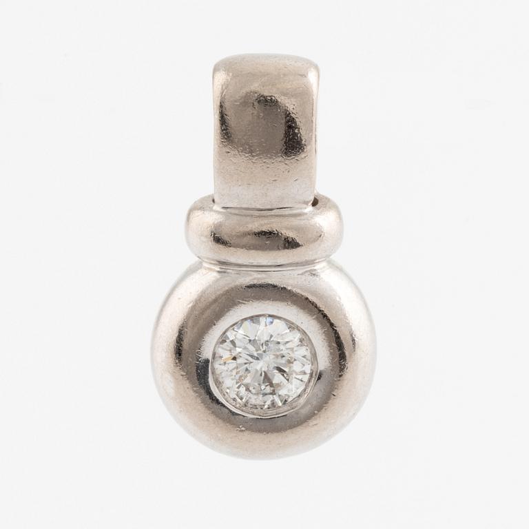18K white gold and brilliant cut diamond pendant.