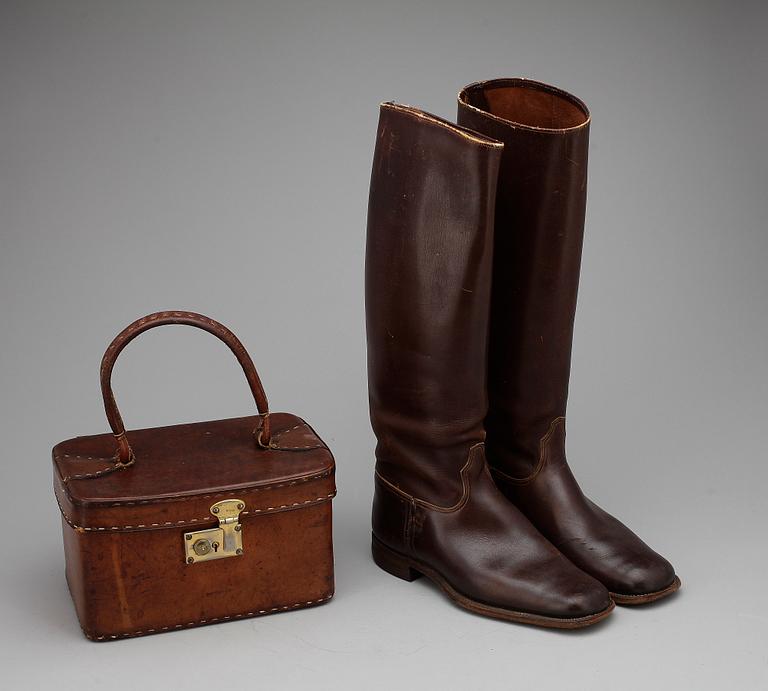 RIDSTÖVLAR OCH VÄSKA, läder.