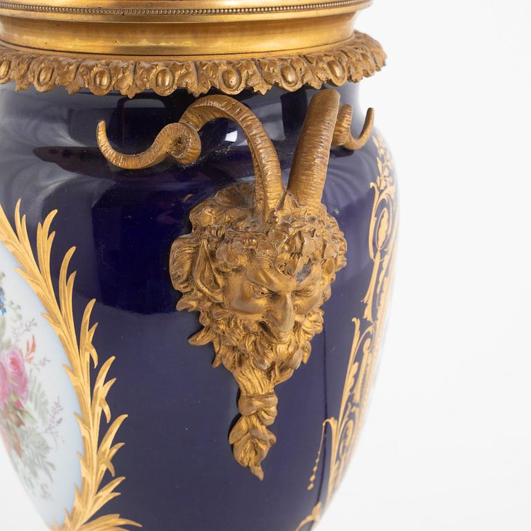 A porcelain table lamp, France, around 1900.