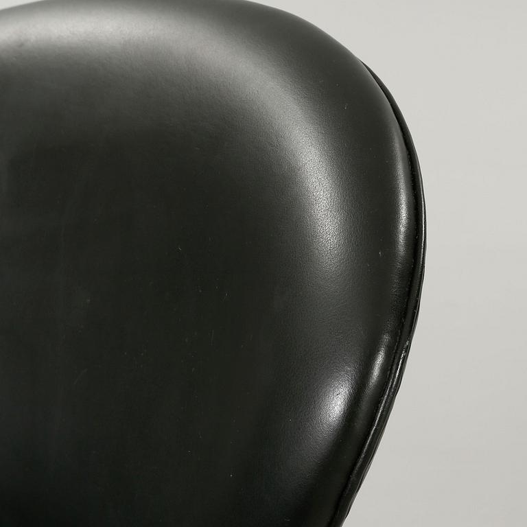 ARNE JACOBSEN, fåtölj, "Svanen", Fritz Hansen, Danmark, 1960-tal.