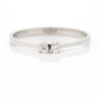 Ring 18K vitguld med två briljantslipade diamanter.