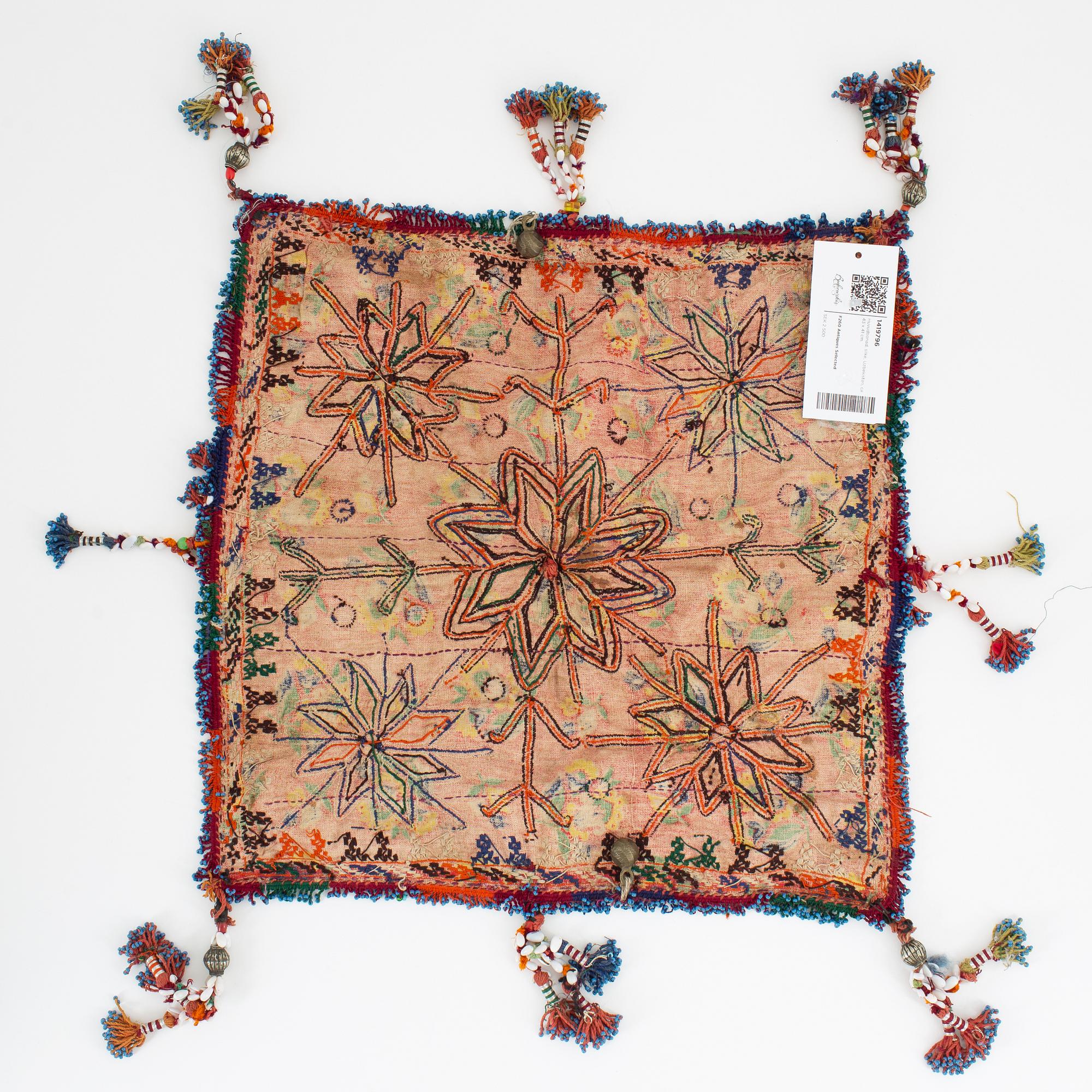 Huvudbonad, silke, Uzbekistan, ca 43 x 41 cm.