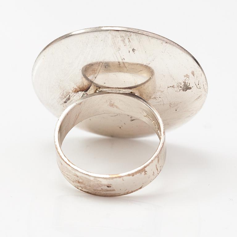 Pekka Piekäinen, Ring "Lingon", stelringsilver. Auran Kultaseppä, Åbo 1970.